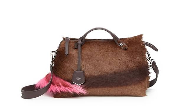 <strong>FENDI｜松屋銀座店がリニューアルオープン</strong><br />バイ ザ ウェイ   ガゼルファー　[W27×H15×D13cm]　45万360円　