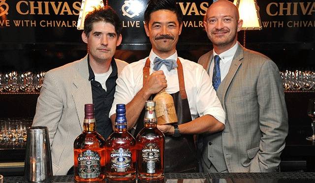 優勝した漆戸正浩氏と審査員