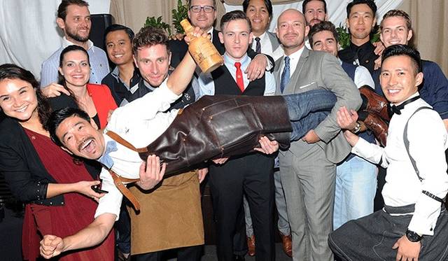 ファイナリストたちから祝福を受ける漆戸氏