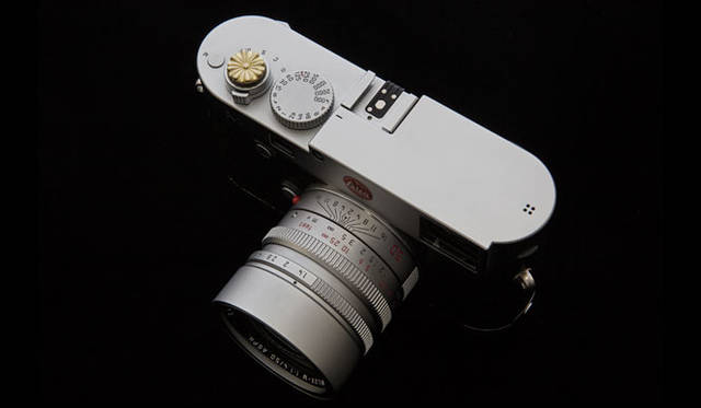 <strong>Map Camera｜マップカメラ</strong>　ライカM専用、ピンクゴールドの桜とグリーンゴールドの菊のソフトレリーズ