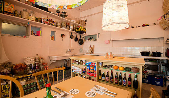 ポップな雰囲気の店内