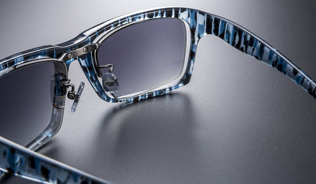 セルロイド製アイウェア「G01（ジー・ゼロワン）」（セルロイド：ブルーアッシュ7／金属部：ライトグレー）4万8600円