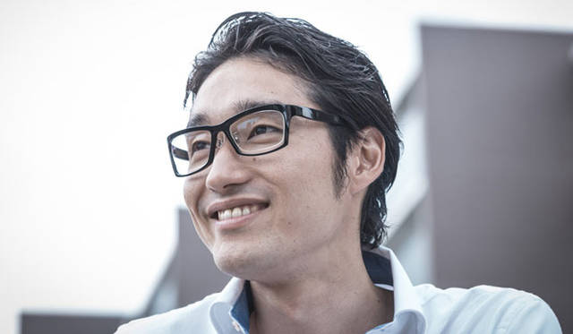 セルロイド製アイウェア「G01（ジー・ゼロワン）」（セルロイド：ブルーアッシュ7／金属部：ライトグレー）4万8600円