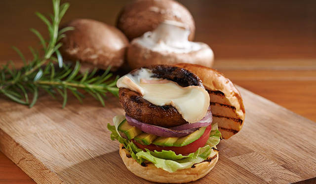 食べごたえあるマッシュルームのジューシーさと、新鮮野菜のシャキシャキ感が楽しめるヘルシーな「ポータベロマッシュルームバーガー」