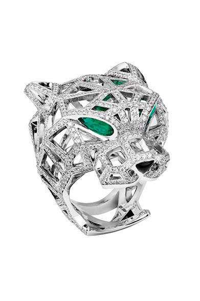 ダイヤモンド、エメラルド、オニキスをあしらったシルバーリング 874万8000円 © Cartier