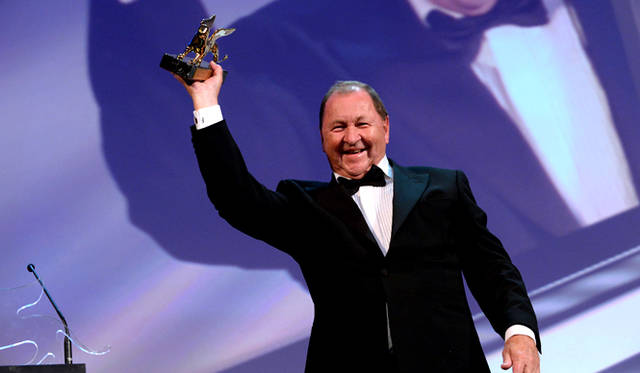 金獅子賞のトロフィーを受け取り、壇上で満面の笑みを見せるロイ・アンダーソン監督　© la Biennale di Venezia - Foto ASAC