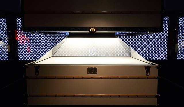 <strong>LOUIS VUITTON｜「SERIES 1 – THAT WAS THEN, THIS IS NOW」エキシビション</strong>　Magic trunk ©LOUIS VUITTON / Shoichi Kajino