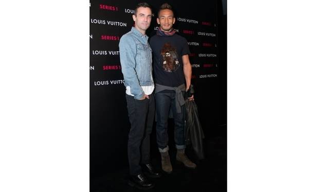 <strong>LOUIS VUITTON｜「SERIES 1 – THAT WAS THEN, THIS IS NOW」エキシビション</strong>　（左より）エキシビションのために来日した二コラ・ジェスキエール、中田英寿　©LOUIS VUITTON / Shoichi Kajino