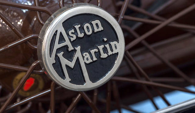 ワイヤホイールに刻まれた古いブランドロゴ