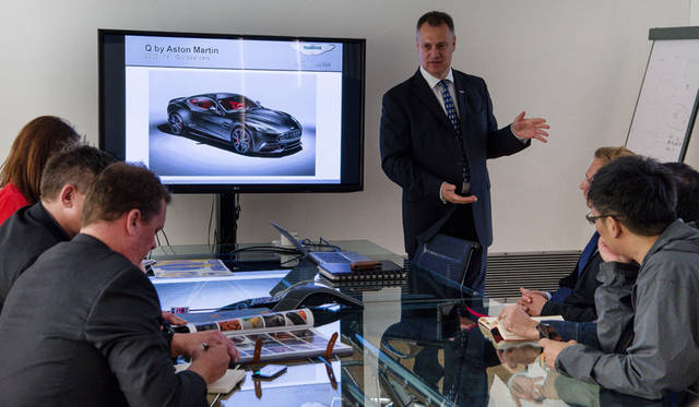 Q by Aston Martinについて説明するゼネラルマネジャーのマシュー・ベネット氏