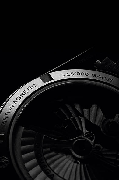 自動巻き、Tiケース、ケースサイズ直径41mm、300m防水、86万円（税抜）<br /><br />オメガお客様センター<br />Tel. 03-5952-4400