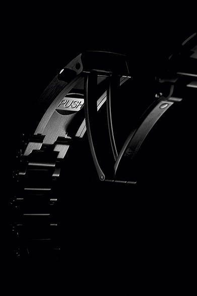 自動巻き、Tiケース、ケースサイズ直径41mm、300m防水、86万円（税抜）<br /><br />オメガお客様センター<br />Tel. 03-5952-4400