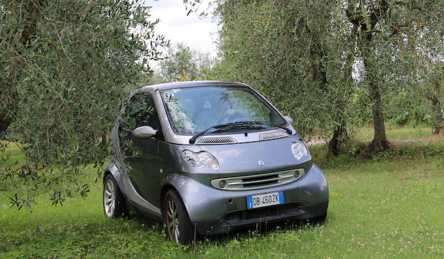 <strong>あなたのクルマ 見せてください 第10回　特別欧州篇 ファブリツィオ・カスプリーニ氏×プジョー407SW</strong><Br / >シーケンシャルソフトのスマートは、奥さんを苦手な坂道発進から解放してくれた