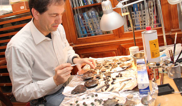 <strong>あなたのクルマ 見せてください 第10回　特別欧州篇 ファブリツィオ・カスプリーニ氏×プジョー407SW</strong><Br / >カスプリーニ先生の趣味は、古代ローマ武具・馬具の研究と収集。そのなかから、古代ローマ人とトヨタの意外な関係に気付いたという