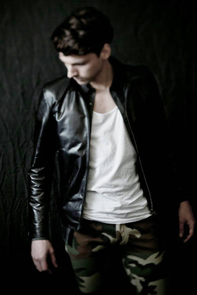 ライダースジャケット価格未定、パンツ1万9440円、ほか参考商品