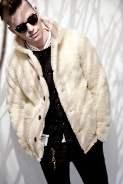 フリースジャケット2万6784円、スウェットジャケット2万3760円、ほか参考商品