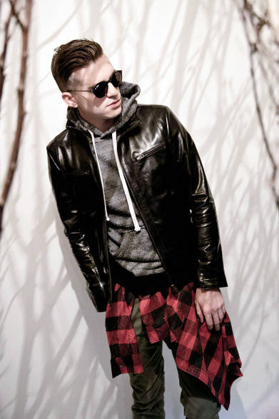 ライダースジャケット5万4000円、チェックネルシャツ1万6956円、カーゴパンツ1万9440円、ほか参考商品