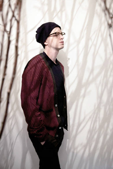 カーディガン2万1600円、セーター1万8900円、ニットキャップ4860円、ほか参考商品