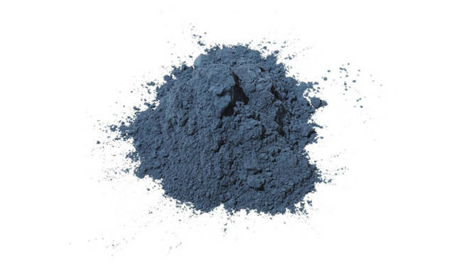 <strong>PLANTOLOGY｜プラントロジー</strong>　<strong>「INNER CLEANSE（インナークレンズ）」</strong><br>「青黛（ナチュラルインディゴ）」　解毒効果に優れている植物から採り出した天然の色素。知らない間に体内にたまってしまう化学薬品の解毒作用やウィルス感染を抑制する効果も高いといわれている。近年潰瘍性大腸炎やガンの抑制効果にかんして大学などでさまざまな研究がおこなわれている