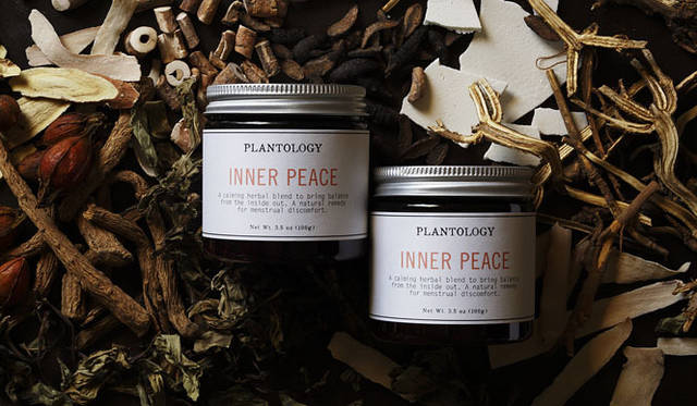 <strong>PLANTOLOGY｜プラントロジー</strong>　<strong>「INNER PEACE（インナーピース）」</strong><br>「INNER PEACE（インナーピース）」は、女性に良いとされる伝統的な漢方処方をベースにした独自の処方。高品質な原料をバランス良く配合し、忙しい現代女性のライフスタイルにマッチする即効性と安全を目指した。「INNER PEACE（インナーピース）」[100g ] 6000円