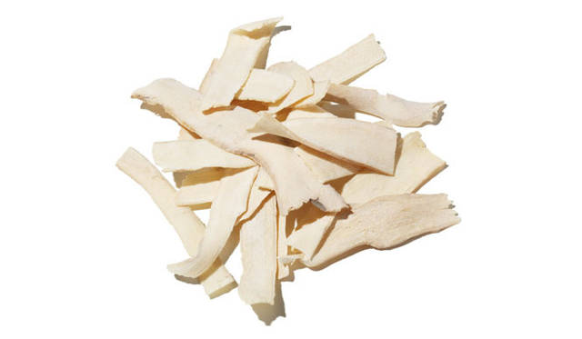 <strong>PLANTOLOGY｜プラントロジー</strong>　<strong>「INNER PEACE（インナーピース）」</strong><br>「白朮（ビャクジュツ）」　身体に水分がたまり、排出されないことによって起こる、むくみや冷えに効果があるとされる。また、身体をあたためる作用もあり、昔から邪気を払う力があるとも信じられてきた