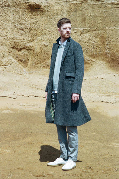 WOOLEN CHESTERFIELD COAT 7万2360円、REFINED SWEAT 1万6200円、HORIZONTAL COLLARED CHAMBRAY SHIRT 2万2680円、THREE DIMENSIONAL CARGO PANTS 2万4840円