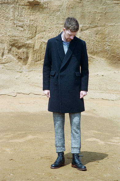 DOUBLE-BREASTED COAT 7万4520円、HORIZONTAL COLLARED PATTERN SHIRT 2万2680円、ITALIAN CASHMERE V NECK PILLOVER 3万2400円、RELAXING TROUSERS 2万4840円