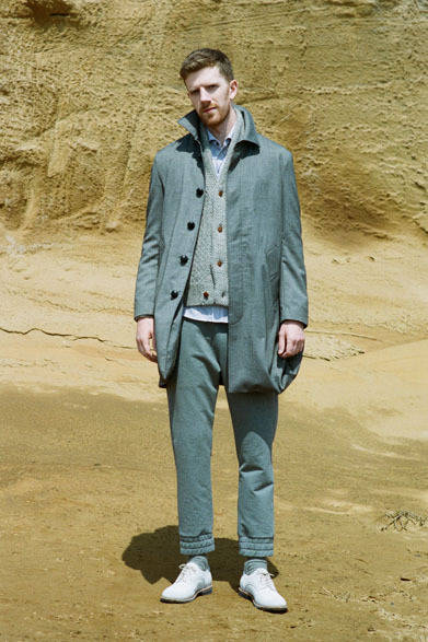 CONVERTIBLE COAT 5万7240円、FISHERMAN’S SWEATER 4万6440円、HORIZONTAL COLLARED PATTERN SHIRT 2万2680円、KNITTING CHINO PANTS 2万2680円