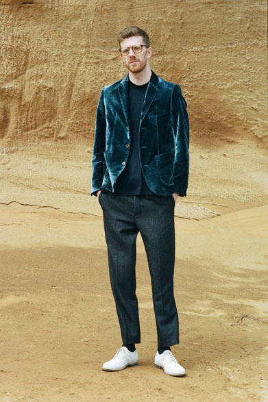 TIGHT-FITTING SILK JACKET8万4240円、WARMER TEE 1万4040円、TEPERED SLACKS 2万5920円