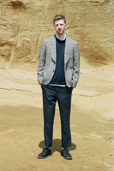 SHAWL COLLAR JACKET 6万2640円、REFINED SWEAT 1万6200円、HORIZONTAL COLLARED CHAMBRAY SHIRT 2万2680円、TEPERED SLACKS 2万5920円
