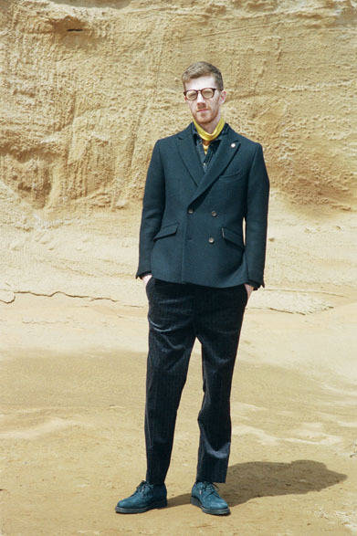 DOUBLE-BREASTED JACKET 5万2920円、WOOLEN WESTERN SHIRT 2万2680円、TURTLE NECK TEE 1万6200円、TEPERED SLACKS 2万5920円