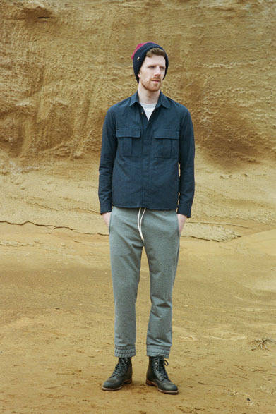 FATIGUE MILITALY SHIRT 2万4840円、KNITTING CHINO PANTS 2万2680円、Enharmonic TAVERN× CA4LA CASHMERE KNIT CAP 1万4040円