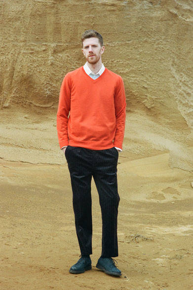 WHITE COLLARED SHIRT 2万2680円、ITALIAN CASHMERE V NECK PILLOVER 3万2400円、TEPERED SLACKS 2万5920円