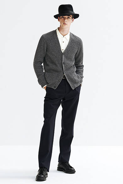 キャメル素材のカーディガンは、編みのディテールが大人の着こなしを演出。おなじ編み方のニットグローブやニットキャップなどアクセサリーも揃う。カーディガン4万6440円、シャツ2万8080円、トラウザーズ3万5640円、ハット3万2400円、ベルト3万7800円（すべてマーガレット・ハウエル）、ブーツ5万2920円［店舗限定］（MHL.）