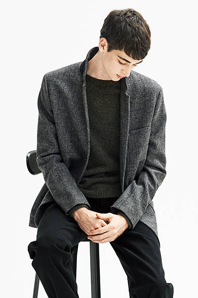 トラディショナルなスコットランド製ツイードを、マーガレット・ハウエルお得意のシャツブレザー仕立てにしてリラックス感を楽しむ一枚。繊細なウィンドペーンがカジュアル感をプラス。ジャケット7万4520円、ニット4万2120円、トラウザーズ4万2120円（すべてマーガレット・ハウエル）