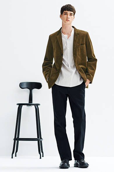 ワークジャケットにインスパイアされたノーベントの3ボタンコーデュロイジャケット。伝統的なイギリスの起毛素材のみを作っているサプライヤーの素材で、コーデュロイの畝は太いが硬すぎず、光沢感があり上品な印象を与える。ジャケット7万1280円、シャツ3万8880円［店舗限定］、トラウザーズ4万2120円、ブーツ8万9640円（すべてマーガレット・ハウエル）