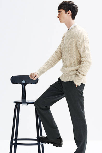 アイボリーのケーブルニットは、コンパクトでモダンなシルエットと、オリジナル原毛の色を生かしたカラーで、畝がきれいなのも特徴。コートのインナーにすると畝がきれいに映える。ニット3万5640円、シャツ2万5920円、トラウザーズ3万5640円、シューズ8万9640円（すべてマーガレット・ハウエル）