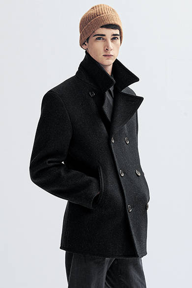 マーガレット・ハウエルのリーファーコート（ピーコート）は、テーラードを得意とするファクトリー製。ジャケットのような毛芯仕立てにより、肩のラインのバランスが取れており、裏地はウールフランネルを使用。フォックスブラザーズ社製のタフながら柔らかな質感が伝わってくる、着るほどに手放せなくなる美しいテーラードコートだ。ピーコート10万5840円、シャツ3万2400円、トラウザーズ2万7000円、キャップ1万4040円（すべてマーガレット・ハウエル）