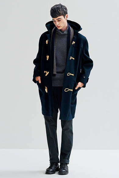 オーセンティックなウールのダッフルコートが久しぶりに登場。素材はフォックスブラザーズ社製で、アウター用のヘビーなフランネルを使用。襟裏のヘリンボーンや麻紐など伝統的な部分は踏襲しつつ、ステッチを配したミニマムなデザインでモダンな雰囲気は唯一無二。ダッフルコート10 万5840 円、ニット6 万1560 円、スカーフ3 万1320 円、トラウザーズ3 万2400 円（すべてマーガレット・ハウエル）、ブーツ5 万2920 円［店舗限定］（MHL.）