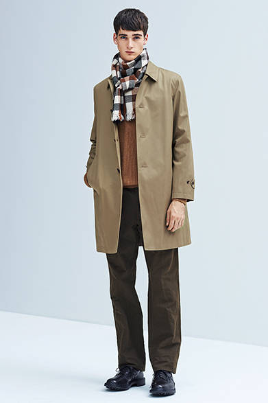 撥水加工をほどこしたウォータープルーフツィル素材で、汚れがつきにくいのも特徴。光沢を抑えたマットな素材感で、マーガレット・ハウエルらしい雰囲気をアピール。ライナーは取り外しでき、オンオフで活躍する。ステンカラーコート8万4240円、ニット4万1040円、トラウザーズ4万2120円、スカーフ3万5640円、シューズ8万9640円（すべてマーガレット・ハウエル）