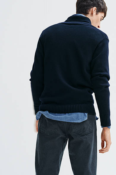 スコットランドの伝統的なニットファクトリーで、ハンドフレームマシンで作られたオフタートル。一見プレーンだが編み目が詰まっていて、重量感もあり、存在感のあるニット。タートルニット6万1560円、シャツ3万2400円、トラウザーズ（EDWIN別注）2万7000円（すべてマーガレット・ハウエル）