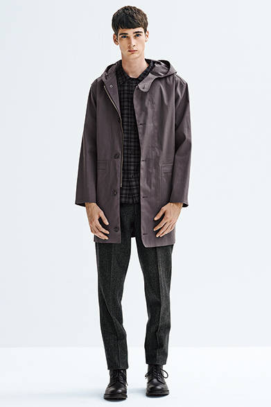 ランウェイにも登場したマッキントッシュのアウター。マッキントッシュのアーカイブにある“セーリングコート”スタイルの復刻別注で、グレーはマーガレット・ハウエルの別注カラー。背抜き部分にウールを配し、オリジナルよりモダンなシルエットで、快適なフィット感を楽しめる。コート19万4400円、シャツ3 万5640円、トラウザーズ4万6440円、ブーツ10万2600円（すべてマーガレット・ハウエル）