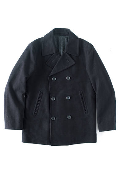 <strong>EXCLUSIVE ITEMS AW2014</strong>　いわゆるピーコートとは呼ばず“リーファーコート”というのも英国のマーガレット・ハウエルならでは。海の男たちが着るコートの素材は、マーガレット・ハウエルの秋冬に欠くことのできない素材のモールスキン。厚手のコットン生地の裏側にフランネルを用いて、リッチな表情をプラス。表紙のコーデュロイジャケットとおなじイギリスの伝統あるサプライヤー製だ。モールスキンリーファーコート9万1800円［店舗限定］（マーガレット・ハウエル）