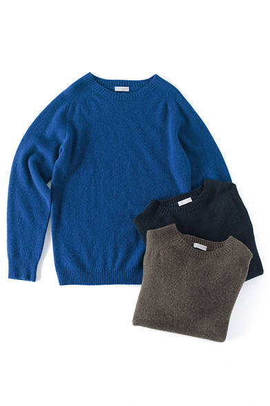 <strong>EXCLUSIVE ITEMS AW2014</strong>　マーガレット・ハウエル全店で展開するベストセラーのウールカシミア素材ニットを、ショップスペシャルでは贅たくにもカシミア100％で作成。秋冬のアクセントカラーのブルーと、ネイビー、カーキの3色展開で、ダークなカラーのトーンオントーンの着こなしに、ピリッと差し色として使えるのがうれしい。ニットでは定評のあるスコットランド製だ。カシミアサドルクルーニット各8万1000円［店舗限定］（マーガレット・ハウエル）