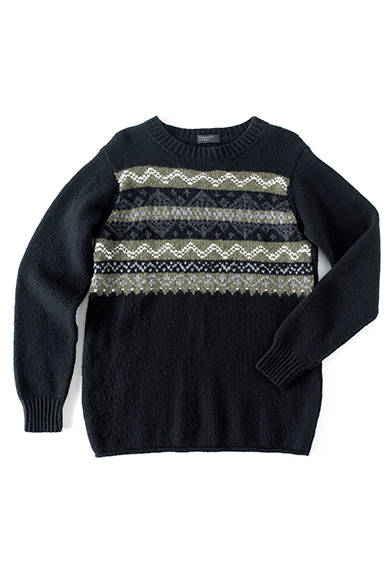 <strong>EXCLUSIVE ITEMS AW2014</strong>　ランウェイにも登場しているフェアアイル柄のハンドメイドニット。フェアアイルとは、スコットランド沿岸から遠く離れたフェア島で編まれたハンドニットのパターンの名前で、さまざまな幾何学模様があるが、マーガレット・ハウエルの柄は、モダンな配色で大人が着て楽しめるシックさも感じられる。ウールカシミアハンドニット12万9600円［店舗限定］（マーガレット・ハウエル）