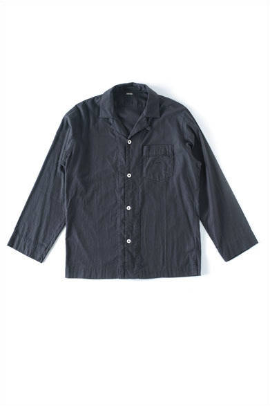 <strong>ROOM WEAR AW2014</strong>　「私は、メンズ･ウィメンズのシャツに使用する素材と同質のものをナイトウェアに使うのが好きです。パジャマは肌に接して着用されるものなので、通気性がよく、柔らかな感触の天然素材であることが求められると思います」と語るマーガレット・ハウエル。トップスとボトムスともにさり気なく刺繍入り。パジャマシャツ2万5920円（マーガレット・ハウエル）