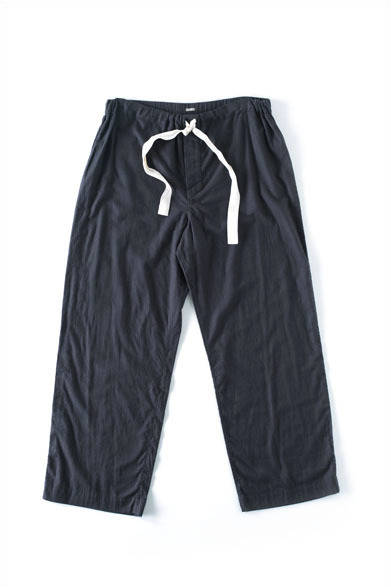 <strong>ROOM WEAR AW2014</strong>　マーガレット・ハウエルでは、コラボプロジェクト「MH PLUS」でもパジャマシャツを作っているが、パジャマとしてはもちろん、ワンマイルウェアとして活躍するアイテムはひそかなベストセラーだ。パジャマシャツとのコーディネイトももちろんOK。パジャマトラウザーズ2万4840円（マーガレット・ハウエル）