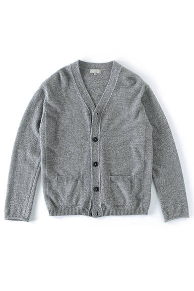 <strong>ROOM WEAR AW2014</strong>　マーガレットが生活雑貨を提案する「ハウスホールドグッズ」のアイテムたちと同じ感覚で、根強い人気のあるホームウェアコレクション。特に“ベッドタイムに心地良く着ていられるニット＝ベッドジャンパー”は、その素材感の良さもあって、毎シーズン、ファンを増やしている。このカーディガンも素材やリブ、ボタンの大きさなどに洗練された暖かさを感じて、思わずリラックスタイムを想像してしまう一枚。ベッドジャンパー3万8880円（マーガレット・ハウエル）