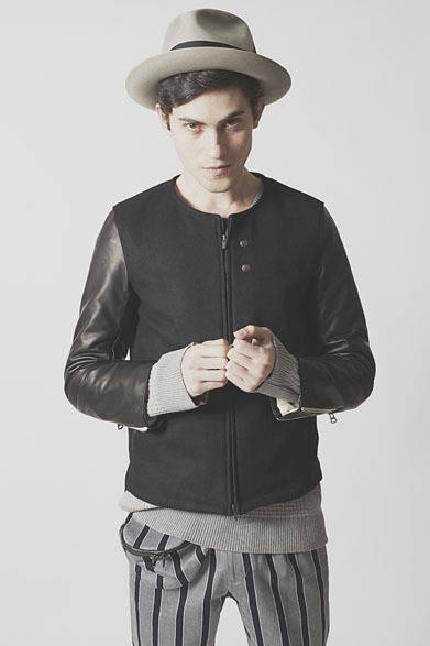 ジャケット6万5880円、ニット2万7000円、パンツ1万9980円、バック9990円