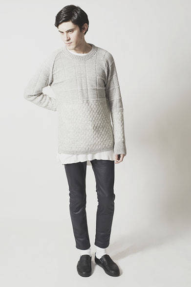 ニット2万7000円、インナー1万4580円、パンツ3万780円